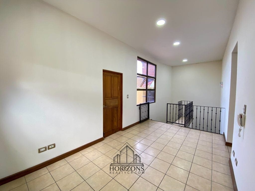 SE ALQUILA CASA CON PATIO EN HEREDIA 4 HABITACIONES + OFICINA  NJA745