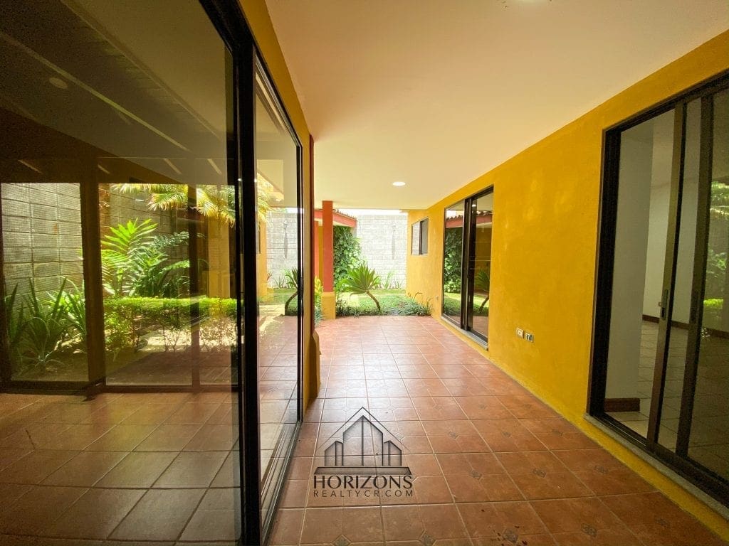 SE ALQUILA CASA CON PATIO EN HEREDIA 4 HABITACIONES + OFICINA  NJA745
