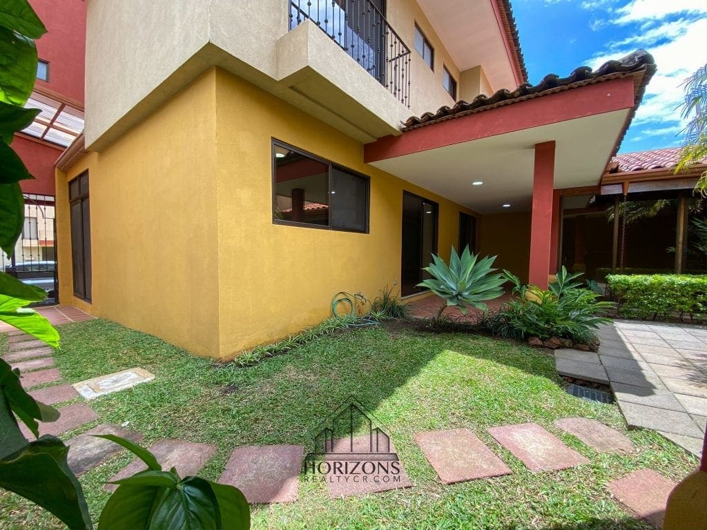 SE ALQUILA CASA CON PATIO EN HEREDIA 4 HABITACIONES + OFICINA  NJA745