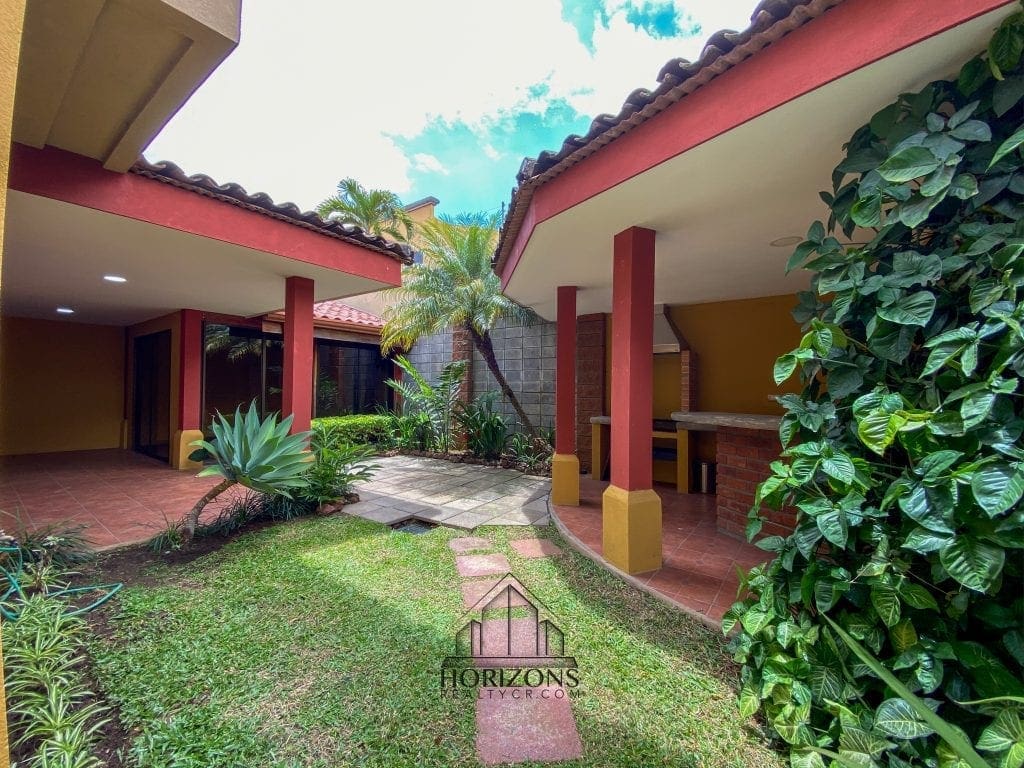 SE ALQUILA CASA CON PATIO EN HEREDIA 4 HABITACIONES + OFICINA  NJA745