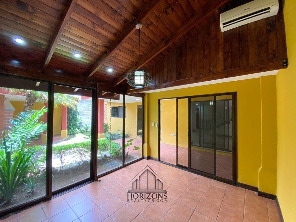 SE ALQUILA CASA CON PATIO EN HEREDIA 4 HABITACIONES + OFICINA  NJA745