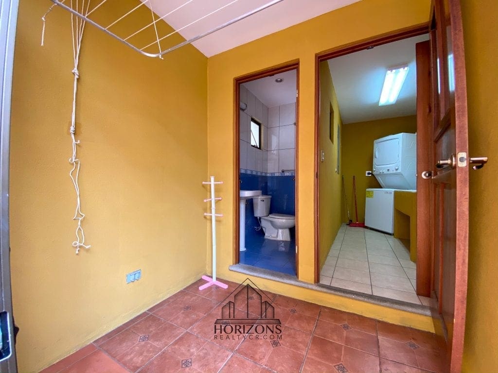 SE ALQUILA CASA CON PATIO EN HEREDIA 4 HABITACIONES + OFICINA  NJA745
