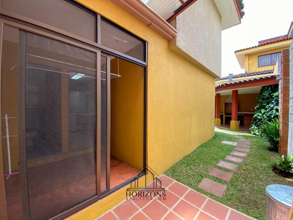 SE ALQUILA CASA CON PATIO EN HEREDIA 4 HABITACIONES + OFICINA  NJA745