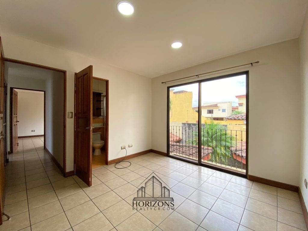 SE ALQUILA CASA CON PATIO EN HEREDIA 4 HABITACIONES + OFICINA  NJA745