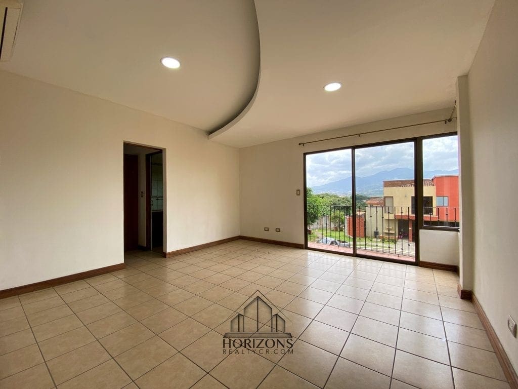 SE ALQUILA CASA CON PATIO EN HEREDIA 4 HABITACIONES + OFICINA  NJA745