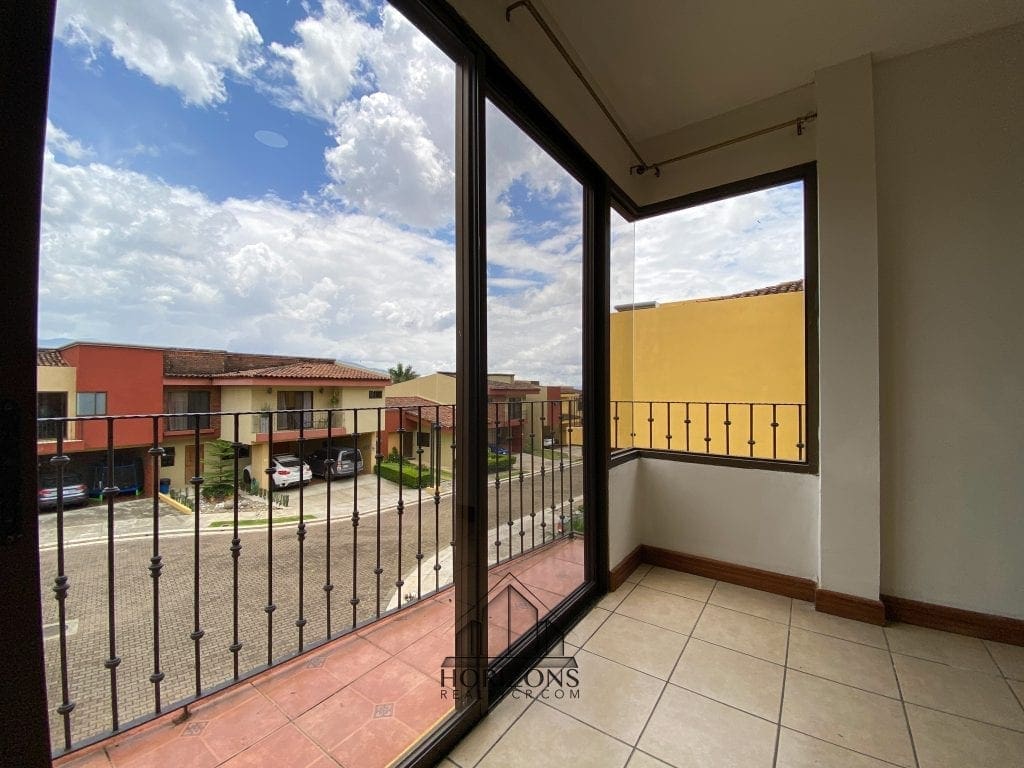 SE ALQUILA CASA CON PATIO EN HEREDIA 4 HABITACIONES + OFICINA  NJA745