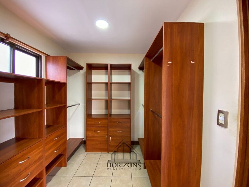 SE ALQUILA CASA CON PATIO EN HEREDIA 4 HABITACIONES + OFICINA  NJA745