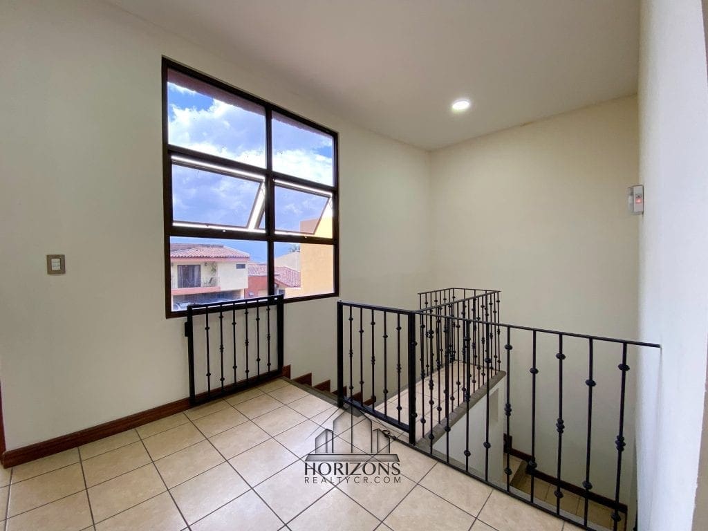 SE ALQUILA CASA CON PATIO EN HEREDIA 4 HABITACIONES + OFICINA  NJA745