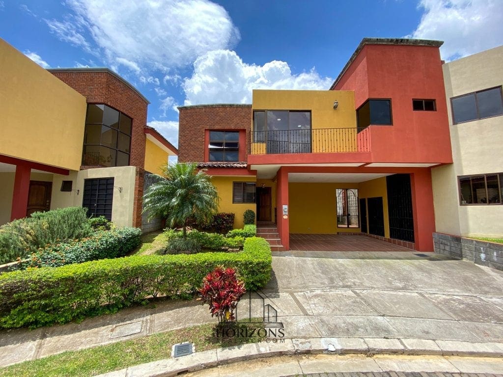 Se Alquila Casa Con Patio En Heredia 4 Habitaciones + Oficina  Nja745