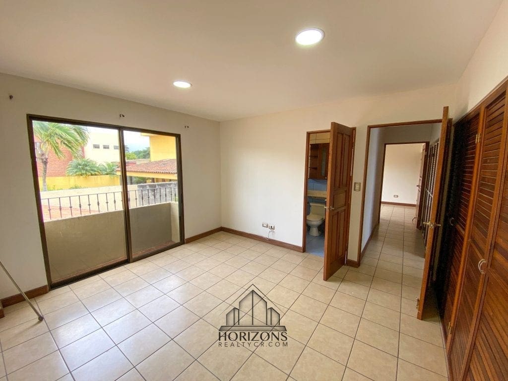 SE ALQUILA CASA CON PATIO EN HEREDIA 4 HABITACIONES + OFICINA  NJA745