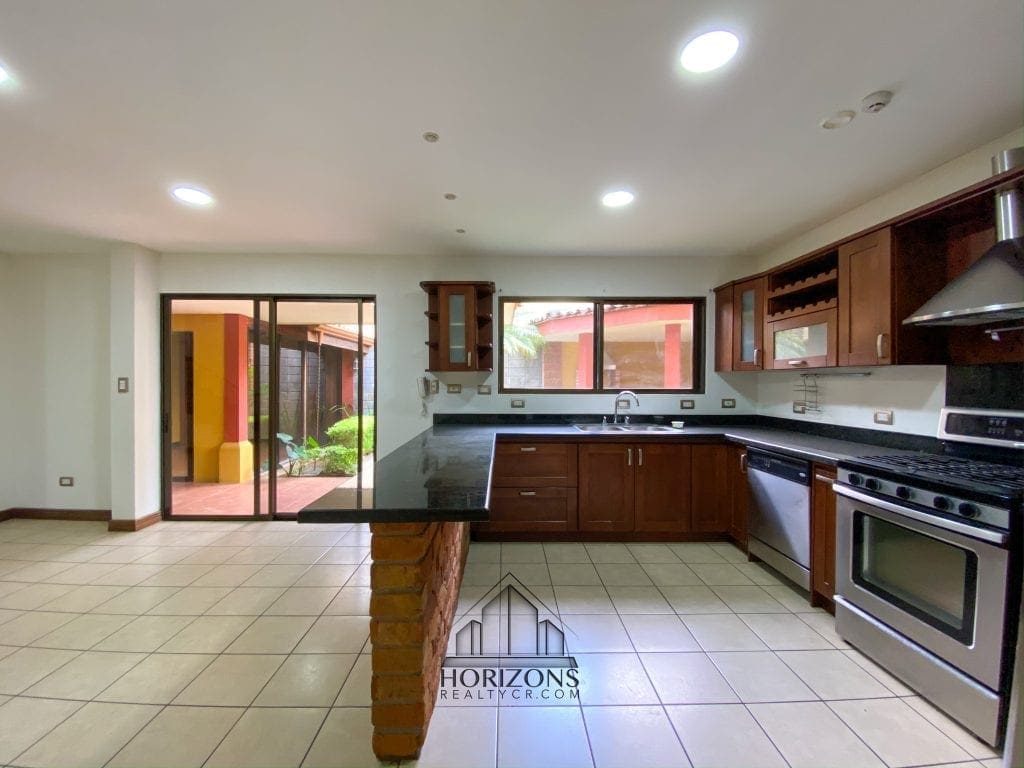 SE ALQUILA CASA CON PATIO EN HEREDIA 4 HABITACIONES + OFICINA  NJA745