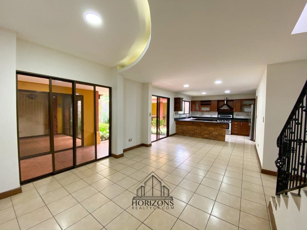 SE ALQUILA CASA CON PATIO EN HEREDIA 4 HABITACIONES + OFICINA  NJA745