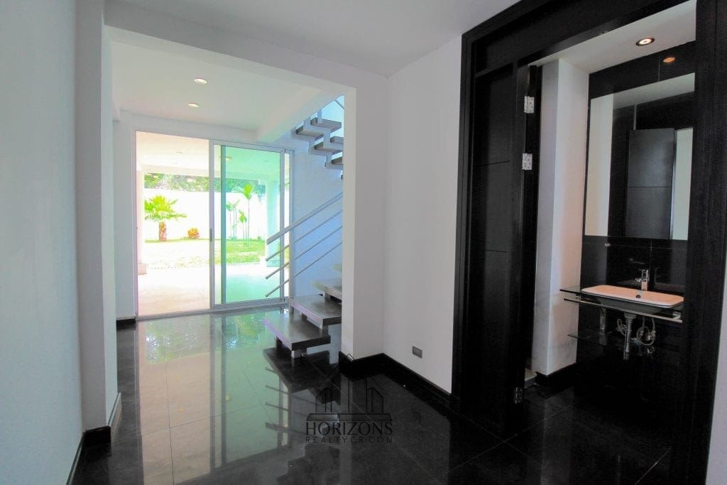 VENTA O ALQUILER DE CASA CONTEMPORANEA EN GUACHIPELIN ESCAZU EN CONDOMINIO NJA737