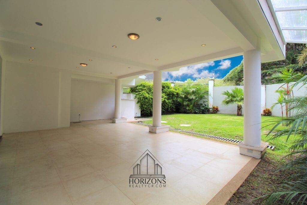 VENTA O ALQUILER DE CASA CONTEMPORANEA EN GUACHIPELIN ESCAZU EN CONDOMINIO NJA737