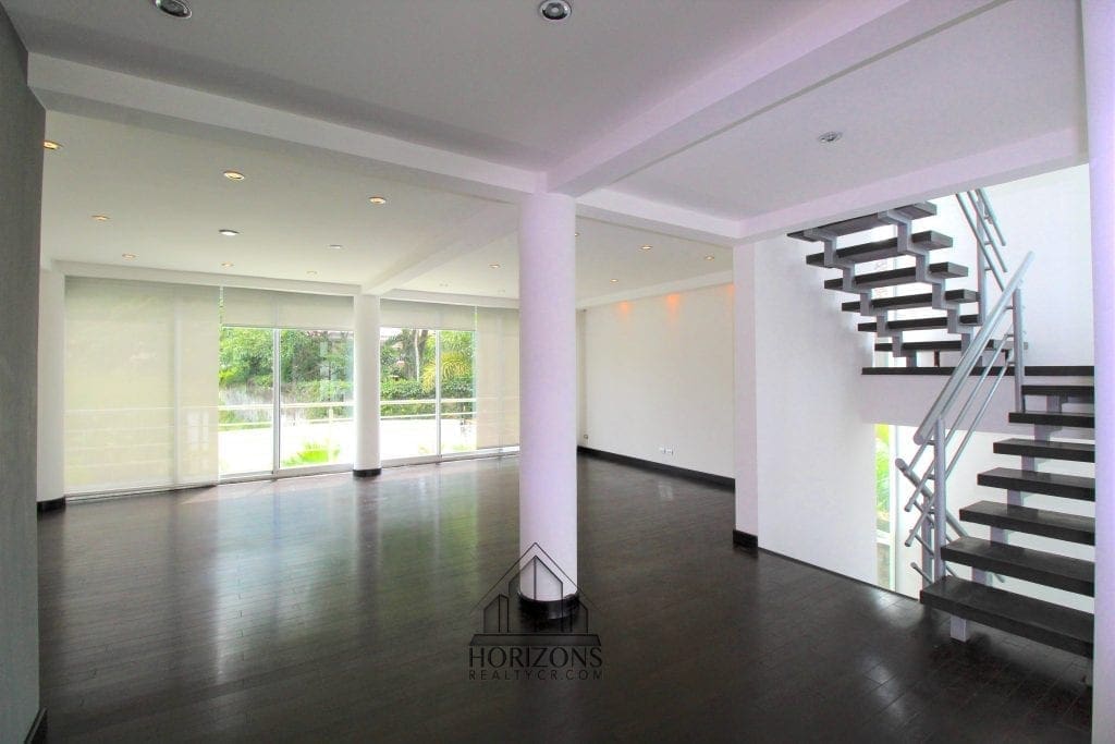 VENTA O ALQUILER DE CASA CONTEMPORANEA EN GUACHIPELIN ESCAZU EN CONDOMINIO NJA737