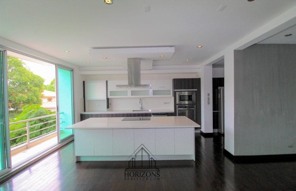 VENTA O ALQUILER DE CASA CONTEMPORANEA EN GUACHIPELIN ESCAZU EN CONDOMINIO NJA737