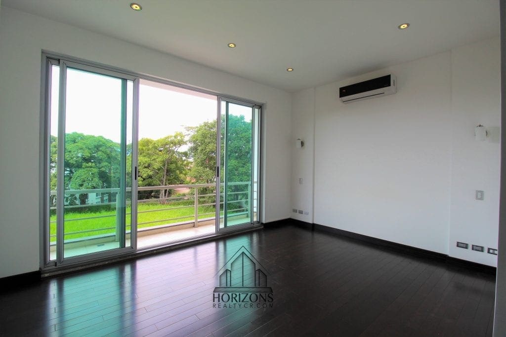 VENTA O ALQUILER DE CASA CONTEMPORANEA EN GUACHIPELIN ESCAZU EN CONDOMINIO NJA737