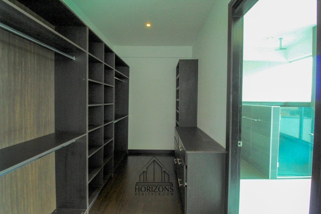 VENTA O ALQUILER DE CASA CONTEMPORANEA EN GUACHIPELIN ESCAZU EN CONDOMINIO NJA737