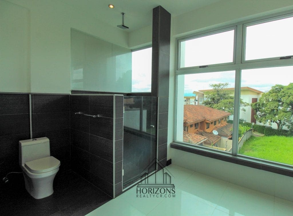 VENTA O ALQUILER DE CASA CONTEMPORANEA EN GUACHIPELIN ESCAZU EN CONDOMINIO NJA737