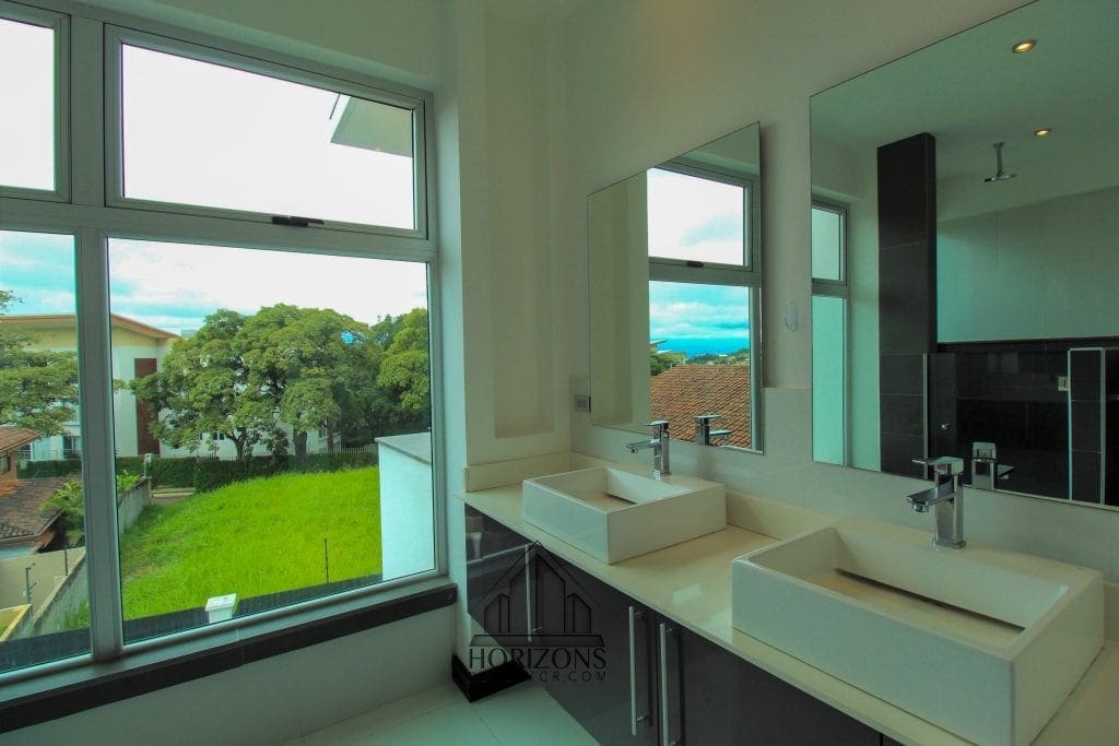VENTA O ALQUILER DE CASA CONTEMPORANEA EN GUACHIPELIN ESCAZU EN CONDOMINIO NJA737
