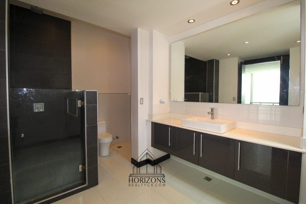 VENTA O ALQUILER DE CASA CONTEMPORANEA EN GUACHIPELIN ESCAZU EN CONDOMINIO NJA737