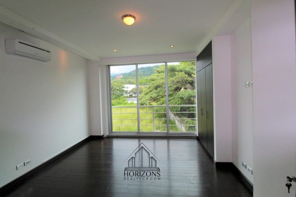 VENTA O ALQUILER DE CASA CONTEMPORANEA EN GUACHIPELIN ESCAZU EN CONDOMINIO NJA737
