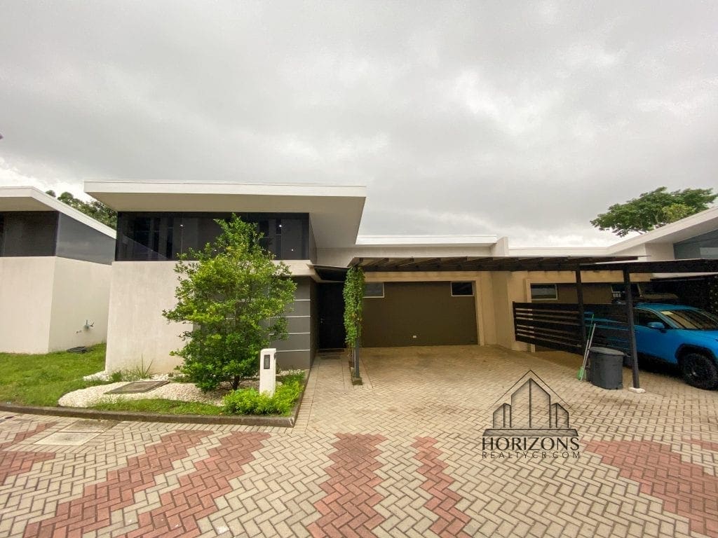 Condominio 3 Dormitorios / Oficina / Terraza / Patio / 1 Planta Nja859