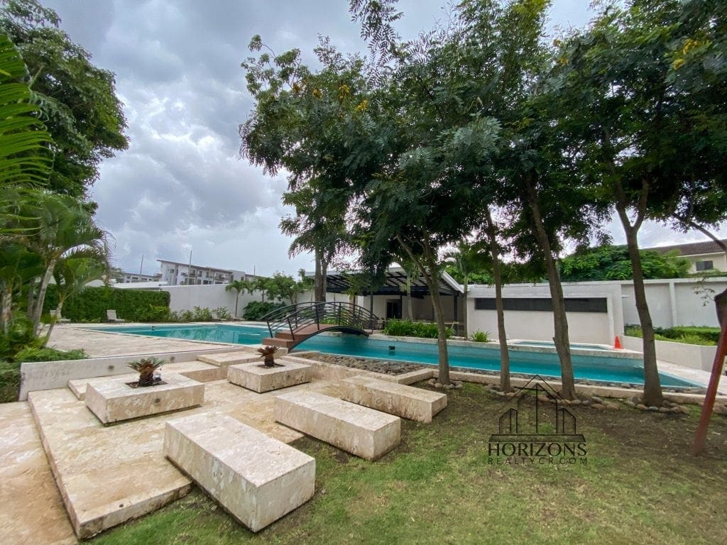 CONDOMINIO 3 DORMITORIOS / OFICINA / TERRAZA / PATIO / 1 PLANTA NJA859