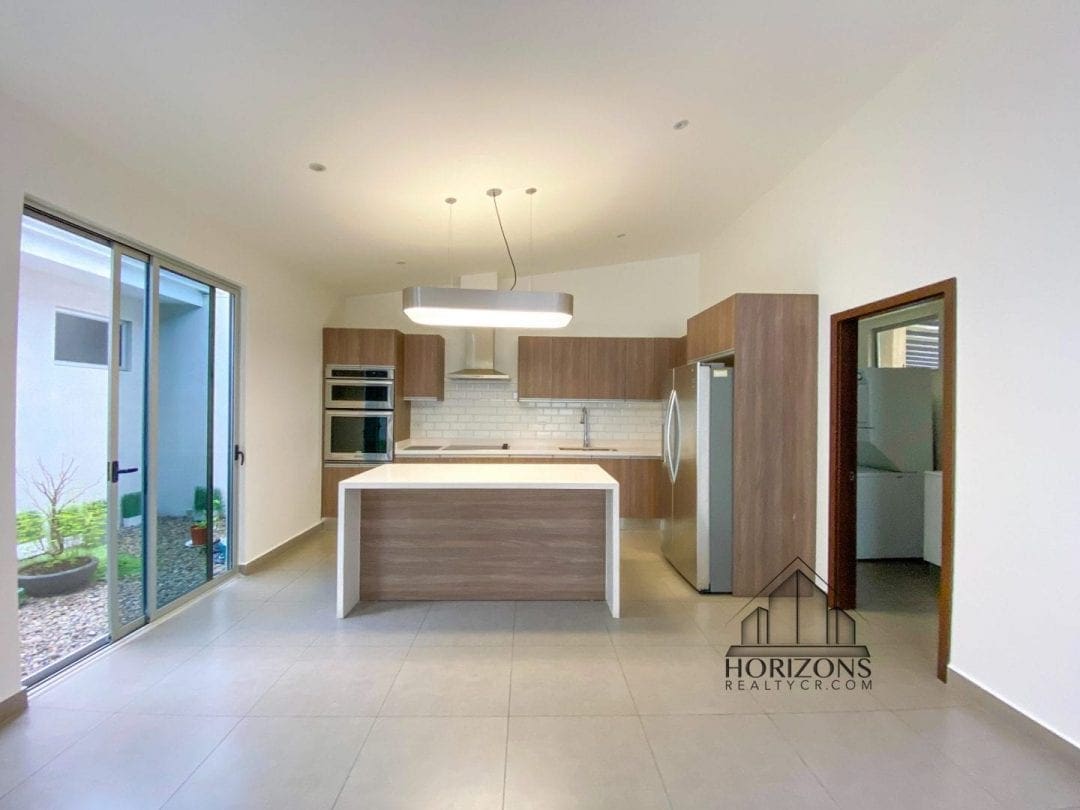CONDOMINIO 3 DORMITORIOS / OFICINA / TERRAZA / PATIO / 1 PLANTA NJA859