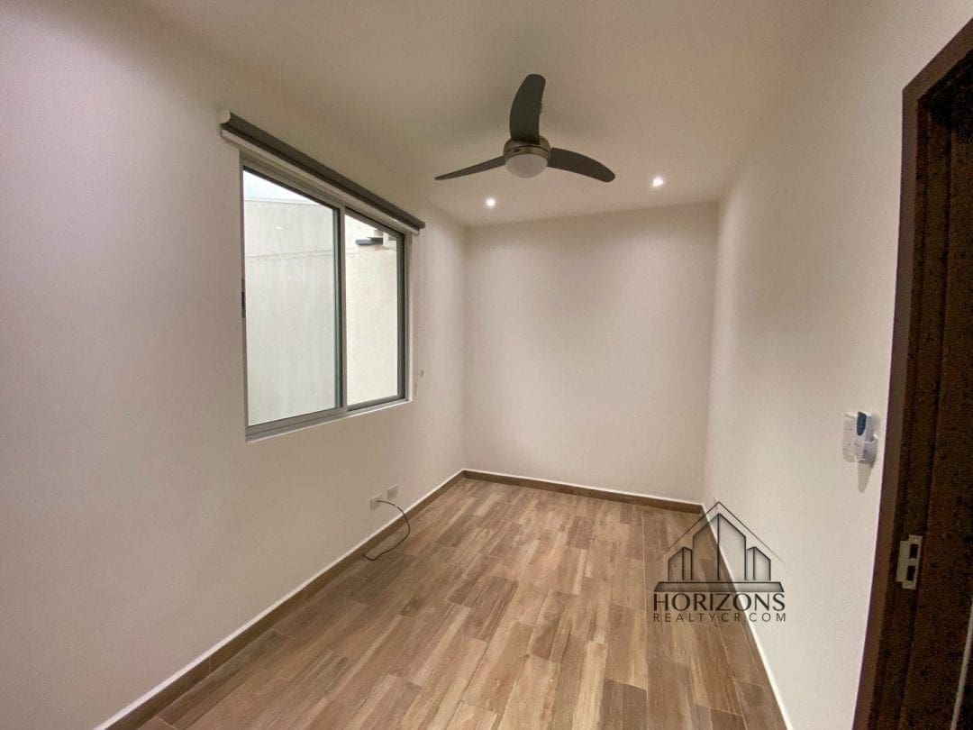 CONDOMINIO 3 DORMITORIOS / OFICINA / TERRAZA / PATIO / 1 PLANTA NJA859