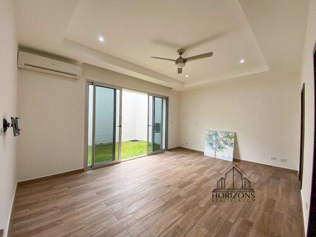 CONDOMINIO 3 DORMITORIOS / OFICINA / TERRAZA / PATIO / 1 PLANTA NJA859