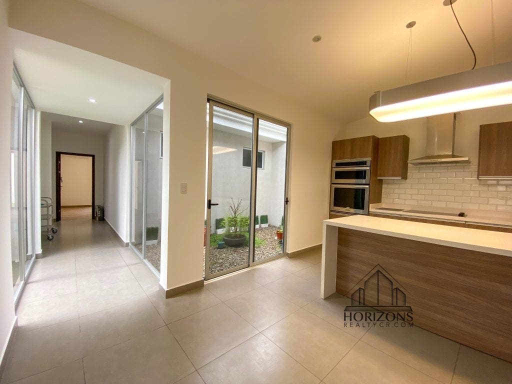 CONDOMINIO 3 DORMITORIOS / OFICINA / TERRAZA / PATIO / 1 PLANTA NJA859