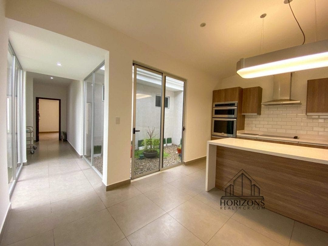 CONDOMINIO 3 DORMITORIOS / OFICINA / TERRAZA / PATIO / 1 PLANTA NJA859