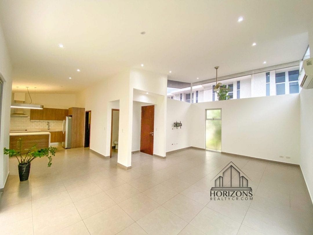 CONDOMINIO 3 DORMITORIOS / OFICINA / TERRAZA / PATIO / 1 PLANTA NJA859