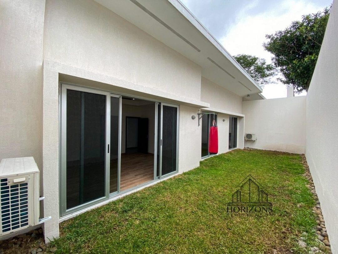 CONDOMINIO 3 DORMITORIOS / OFICINA / TERRAZA / PATIO / 1 PLANTA NJA859