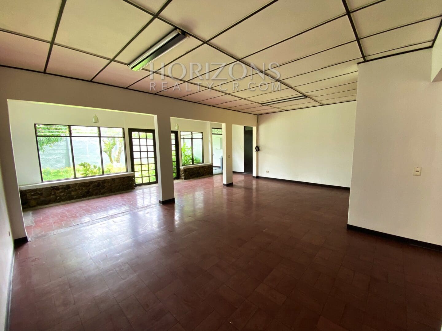 SE ALQUILA EN CURRIDABAT CASA INDEPENDIENTE DE UN NIVEL 3 HABITACIONES OFICINA Y JARDÍN POR PLAZA DEL SOL NJA769