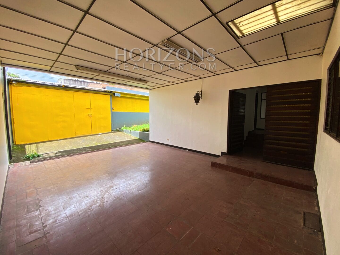 SE ALQUILA EN CURRIDABAT CASA INDEPENDIENTE DE UN NIVEL 3 HABITACIONES OFICINA Y JARDÍN POR PLAZA DEL SOL NJA769
