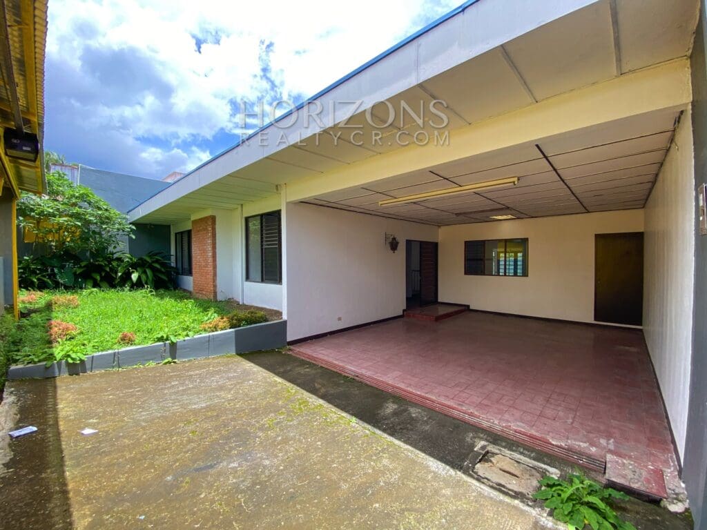 SE ALQUILA EN CURRIDABAT CASA INDEPENDIENTE DE UN NIVEL 3 HABITACIONES OFICINA Y JARDÍN POR PLAZA DEL SOL NJA769