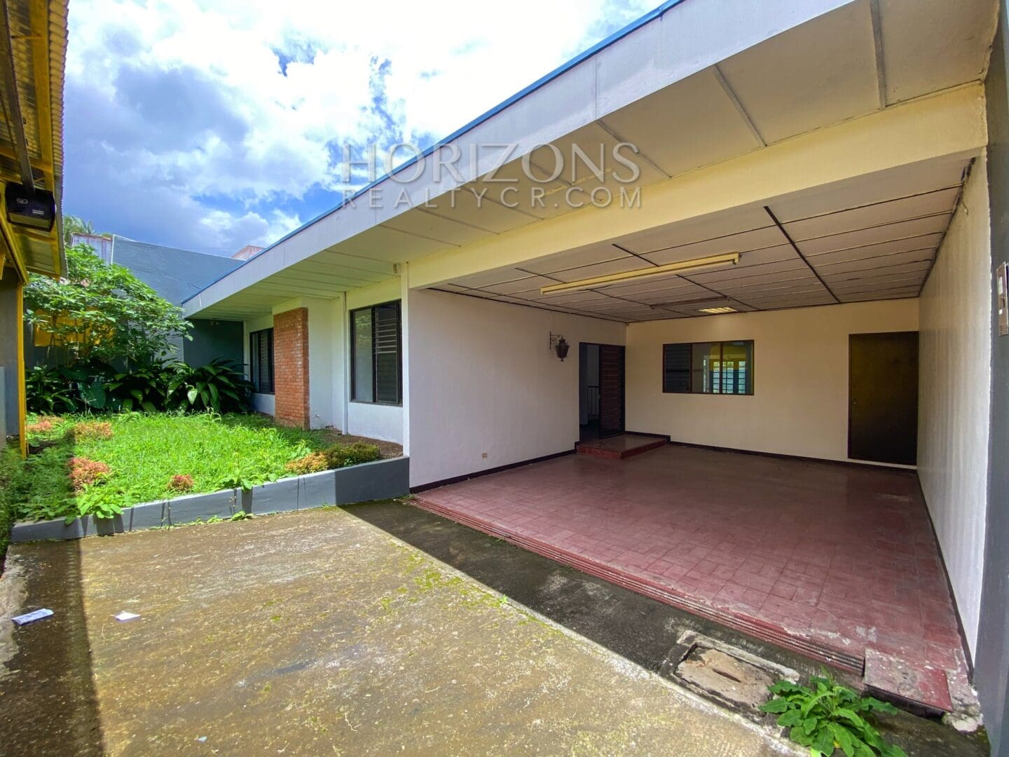 SE ALQUILA EN CURRIDABAT CASA INDEPENDIENTE DE UN NIVEL 3 HABITACIONES OFICINA Y JARDÍN POR PLAZA DEL SOL NJA769