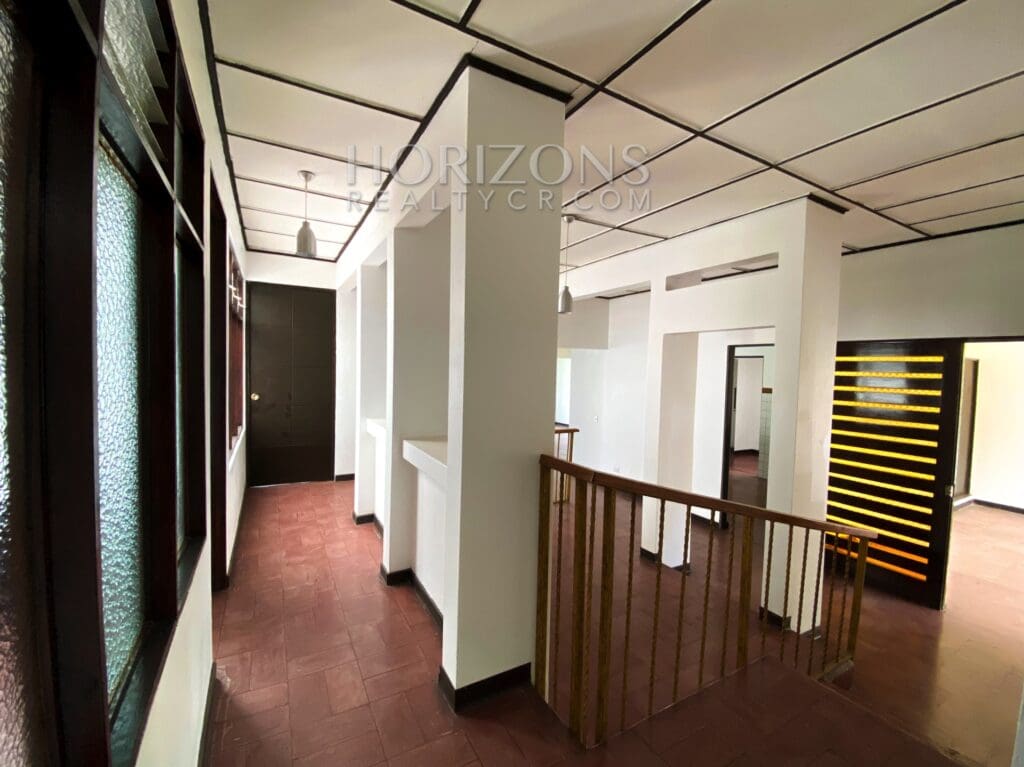 SE ALQUILA EN CURRIDABAT CASA INDEPENDIENTE DE UN NIVEL 3 HABITACIONES OFICINA Y JARDÍN POR PLAZA DEL SOL NJA769