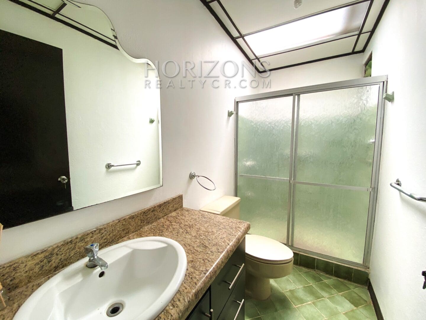 SE ALQUILA EN CURRIDABAT CASA INDEPENDIENTE DE UN NIVEL 3 HABITACIONES OFICINA Y JARDÍN POR PLAZA DEL SOL NJA769