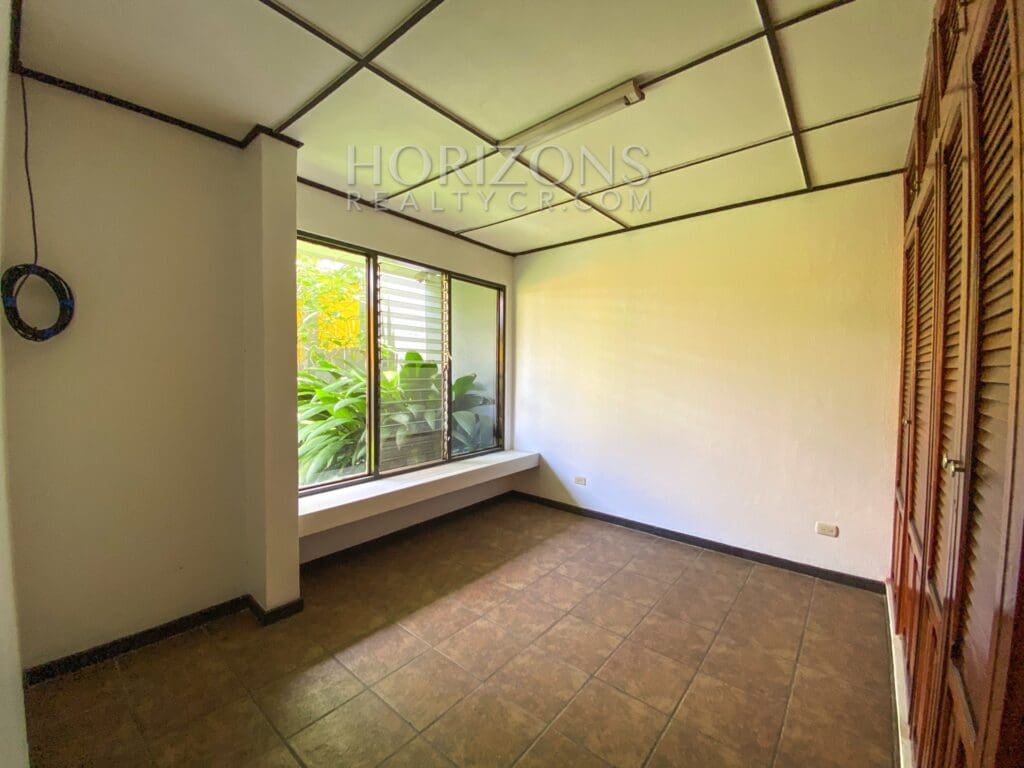 SE ALQUILA EN CURRIDABAT CASA INDEPENDIENTE DE UN NIVEL 3 HABITACIONES OFICINA Y JARDÍN POR PLAZA DEL SOL NJA769