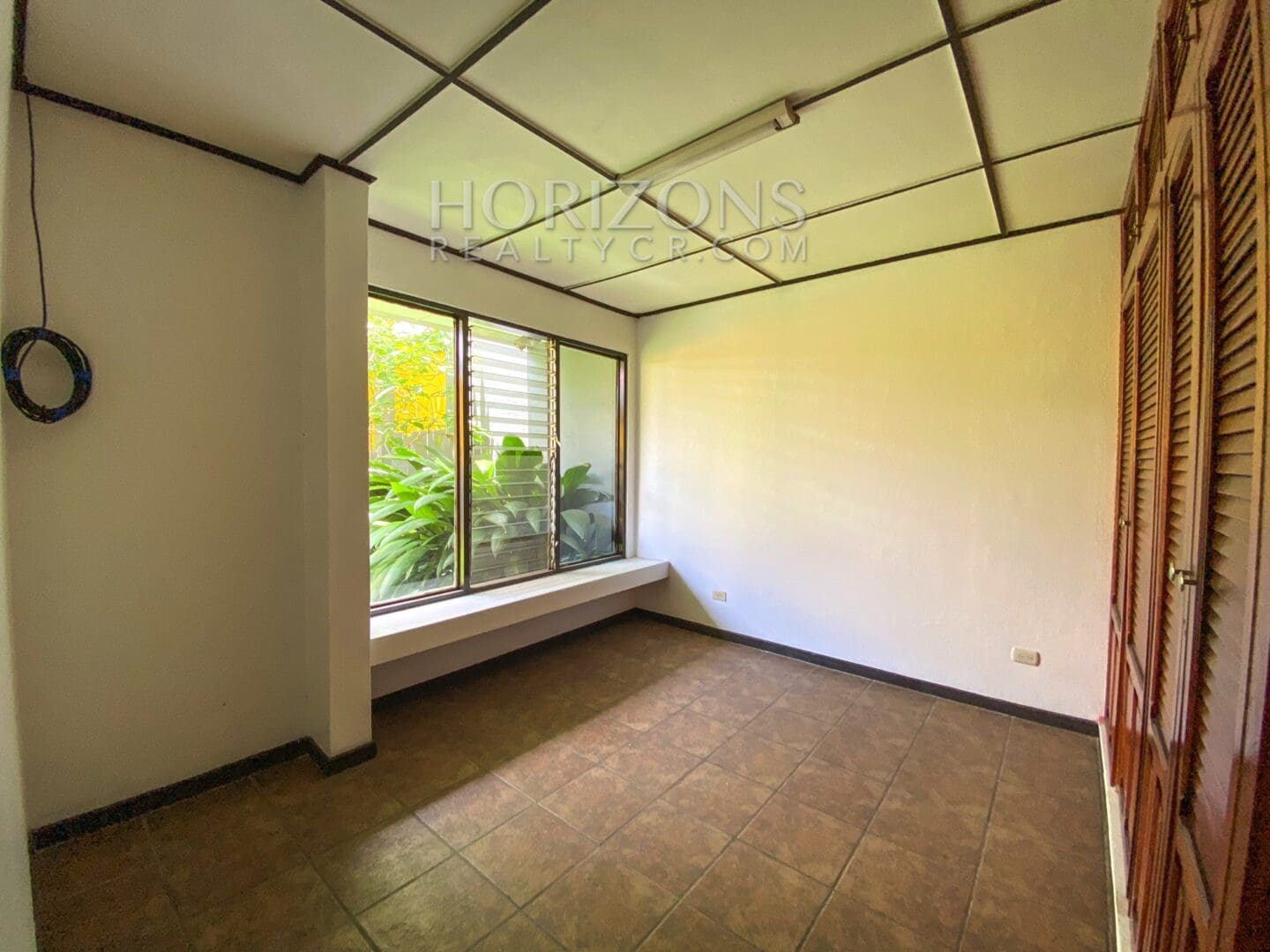 SE ALQUILA EN CURRIDABAT CASA INDEPENDIENTE DE UN NIVEL 3 HABITACIONES OFICINA Y JARDÍN POR PLAZA DEL SOL NJA769
