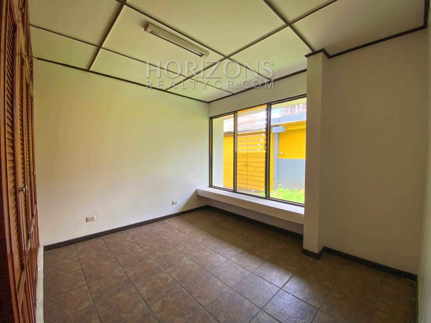 SE ALQUILA EN CURRIDABAT CASA INDEPENDIENTE DE UN NIVEL 3 HABITACIONES OFICINA Y JARDÍN POR PLAZA DEL SOL NJA769