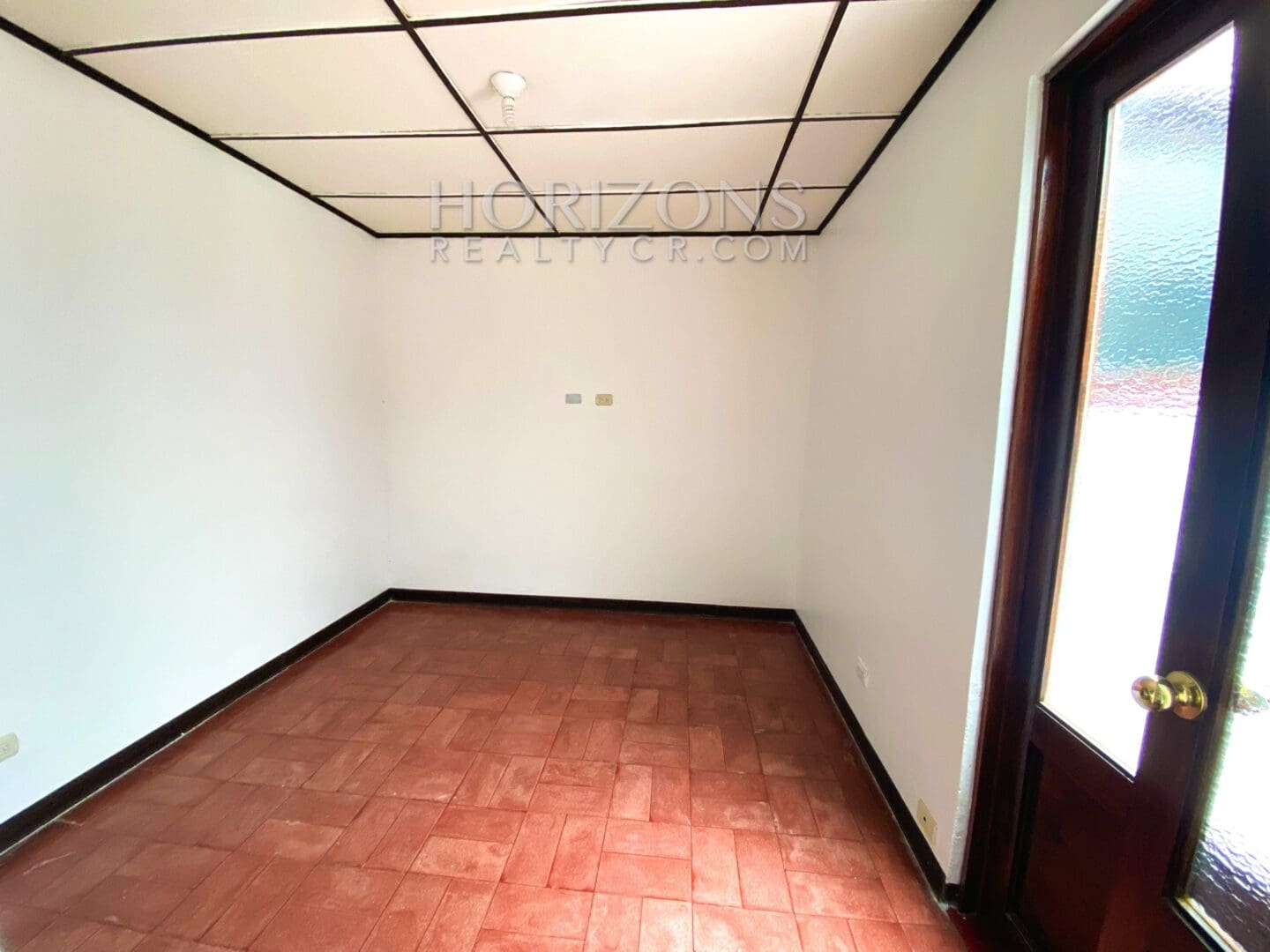 SE ALQUILA EN CURRIDABAT CASA INDEPENDIENTE DE UN NIVEL 3 HABITACIONES OFICINA Y JARDÍN POR PLAZA DEL SOL NJA769