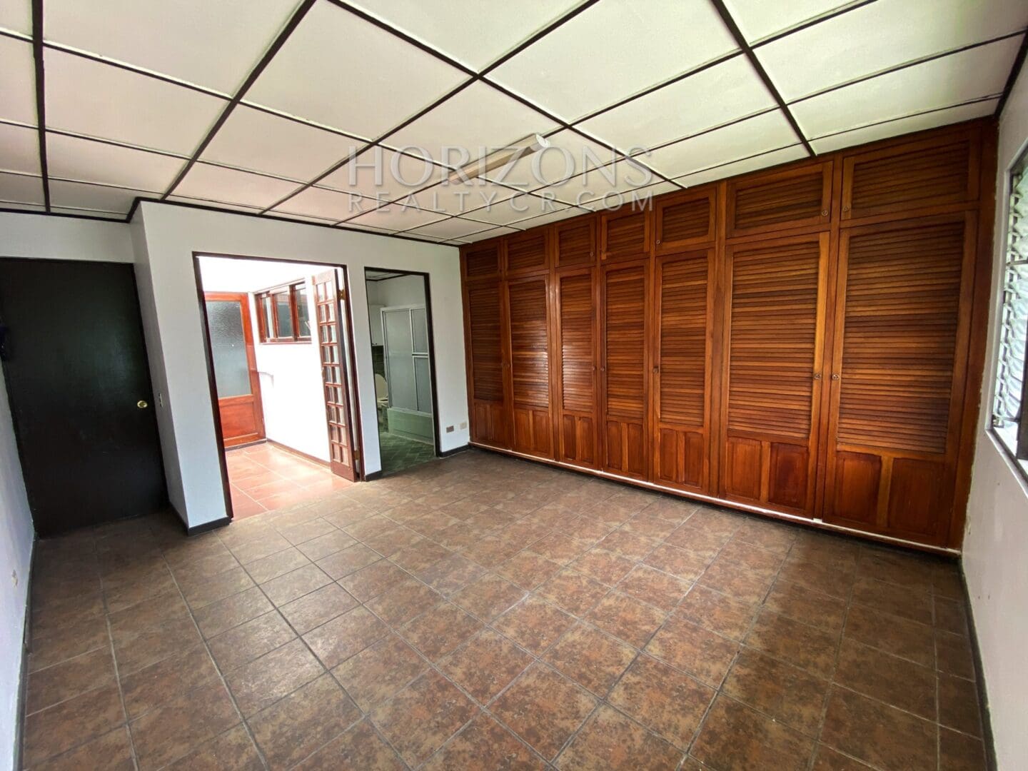 SE ALQUILA EN CURRIDABAT CASA INDEPENDIENTE DE UN NIVEL 3 HABITACIONES OFICINA Y JARDÍN POR PLAZA DEL SOL NJA769