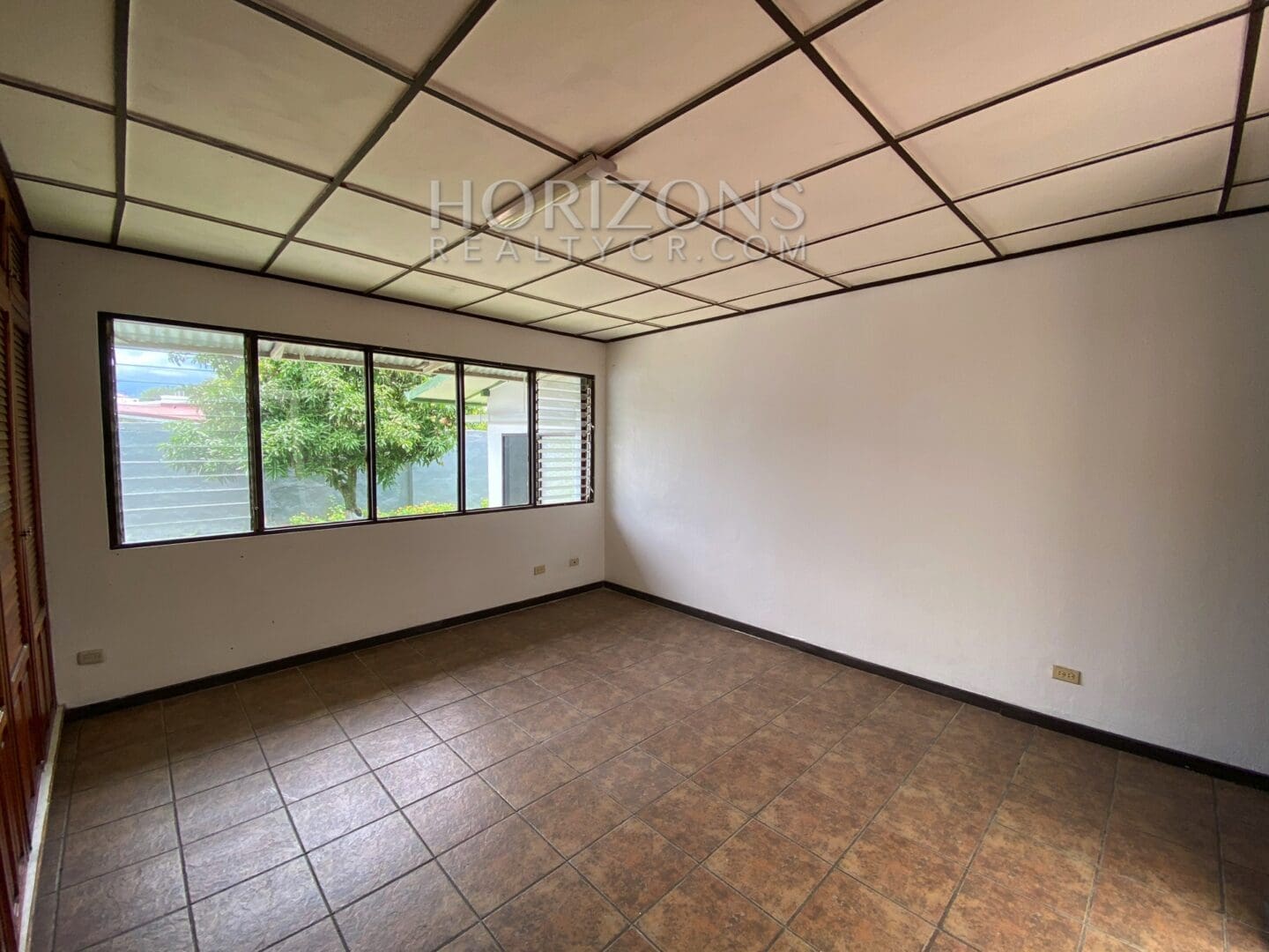 SE ALQUILA EN CURRIDABAT CASA INDEPENDIENTE DE UN NIVEL 3 HABITACIONES OFICINA Y JARDÍN POR PLAZA DEL SOL NJA769