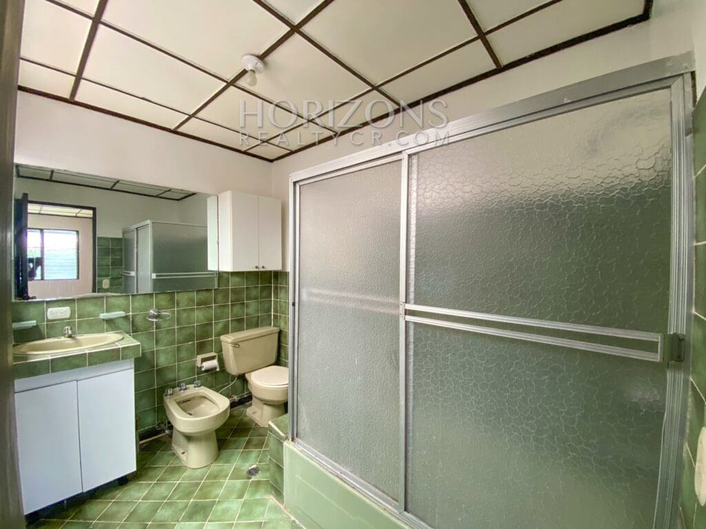 SE ALQUILA EN CURRIDABAT CASA INDEPENDIENTE DE UN NIVEL 3 HABITACIONES OFICINA Y JARDÍN POR PLAZA DEL SOL NJA769