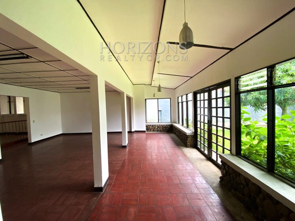 SE ALQUILA EN CURRIDABAT CASA INDEPENDIENTE DE UN NIVEL 3 HABITACIONES OFICINA Y JARDÍN POR PLAZA DEL SOL NJA769