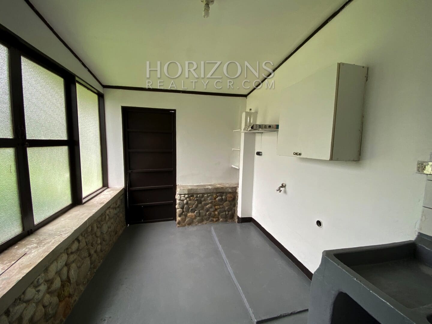 SE ALQUILA EN CURRIDABAT CASA INDEPENDIENTE DE UN NIVEL 3 HABITACIONES OFICINA Y JARDÍN POR PLAZA DEL SOL NJA769